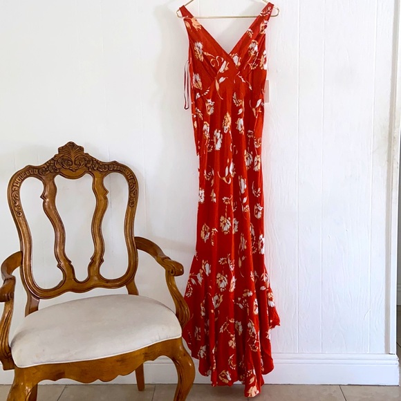 Diane Von Furstenberg Dresses & Skirts - DIANE VON FURSTENBERG size 4 with beautiful white flowers.